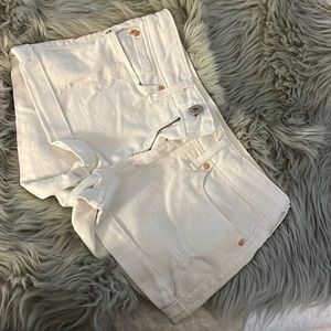 Levis shorts (white)